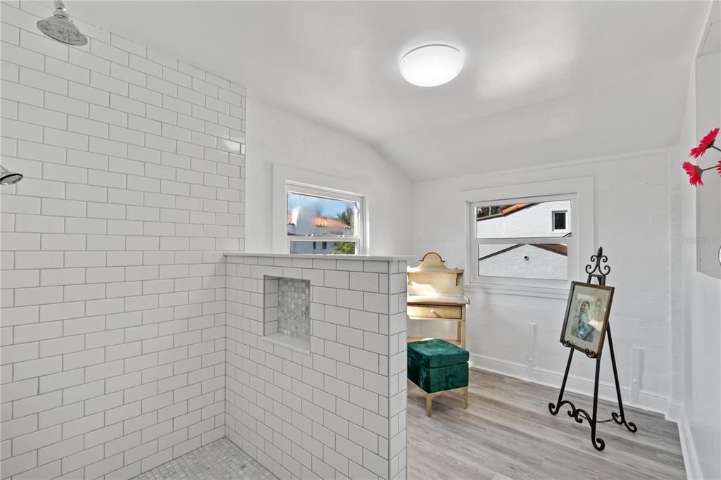 Под контрактом: $1,600,000 (4 спален, 5 ванн, 3829 Квадратных фут)