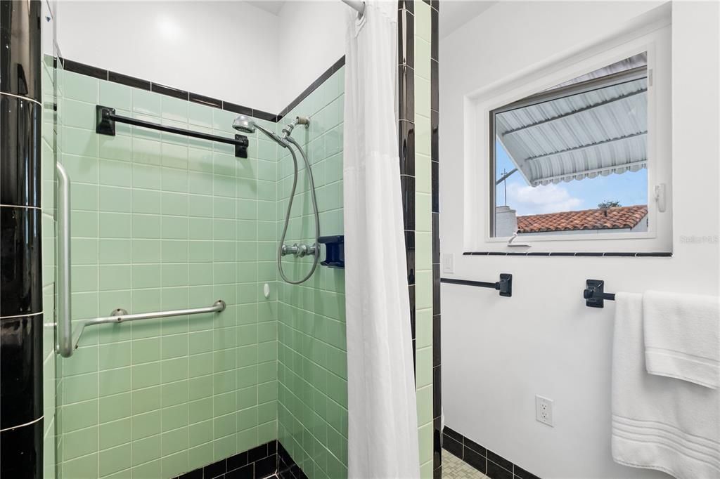 Под контрактом: $1,600,000 (4 спален, 5 ванн, 3829 Квадратных фут)