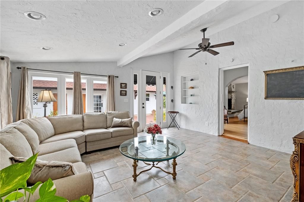 Под контрактом: $1,600,000 (4 спален, 5 ванн, 3829 Квадратных фут)