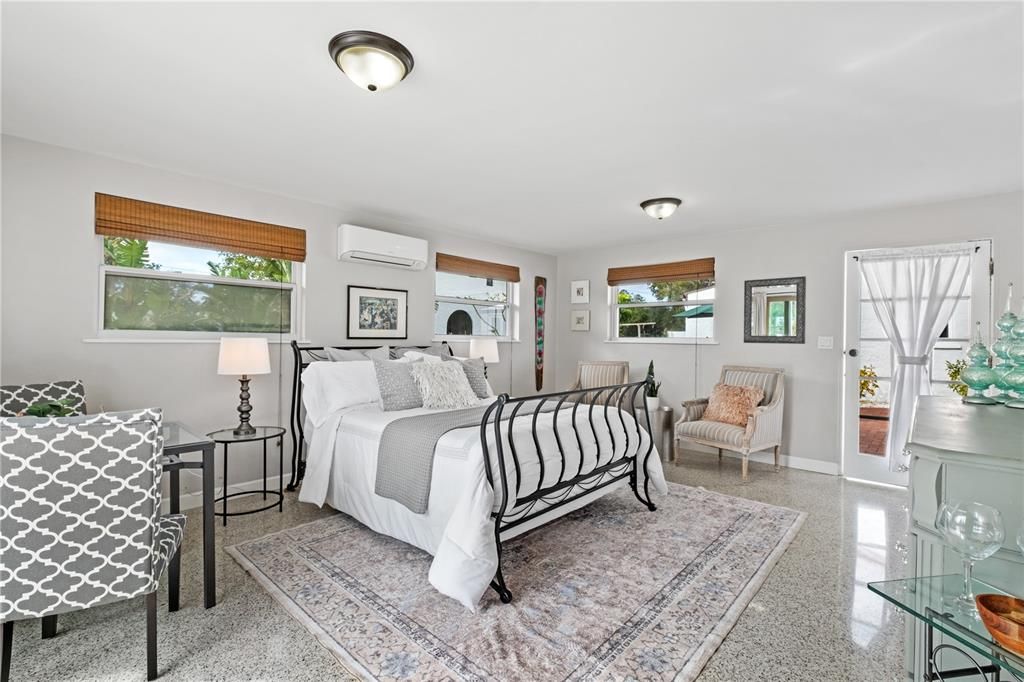 Под контрактом: $1,600,000 (4 спален, 5 ванн, 3829 Квадратных фут)