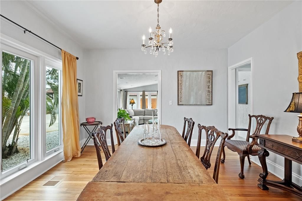 Под контрактом: $1,600,000 (4 спален, 5 ванн, 3829 Квадратных фут)