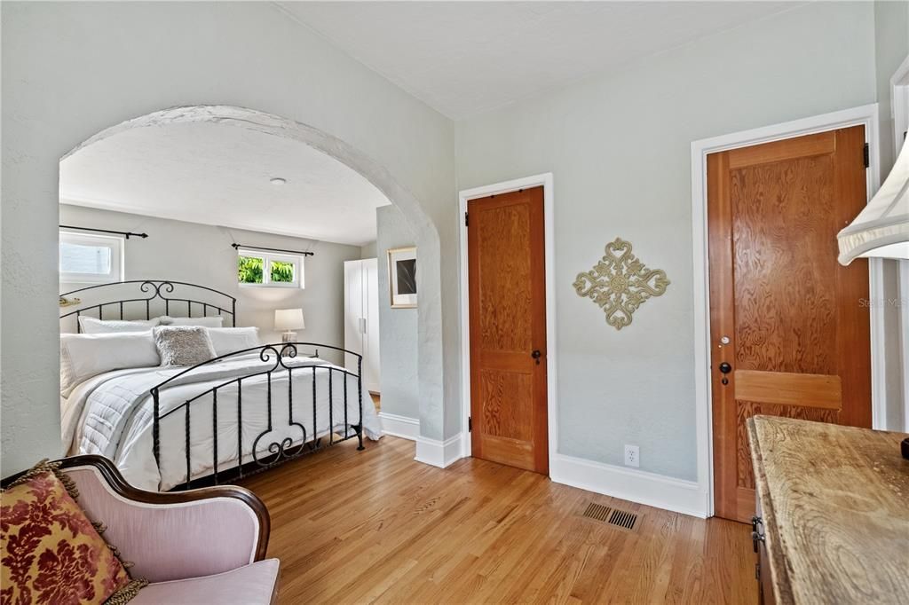 Под контрактом: $1,600,000 (4 спален, 5 ванн, 3829 Квадратных фут)