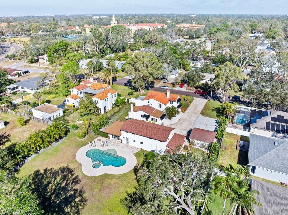 Под контрактом: $1,600,000 (4 спален, 5 ванн, 3829 Квадратных фут)