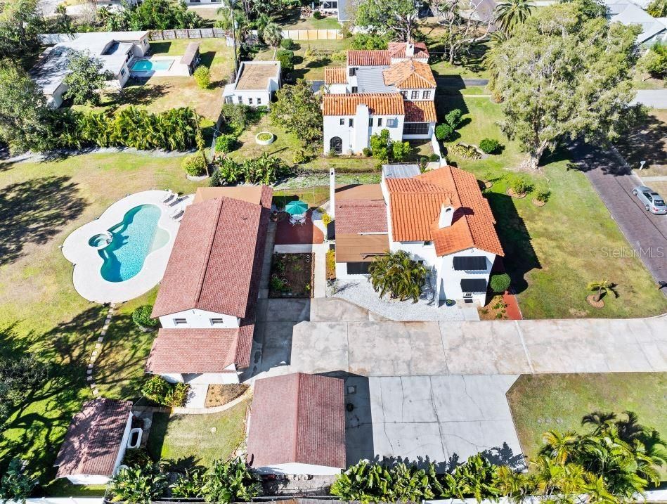 Под контрактом: $1,600,000 (4 спален, 5 ванн, 3829 Квадратных фут)