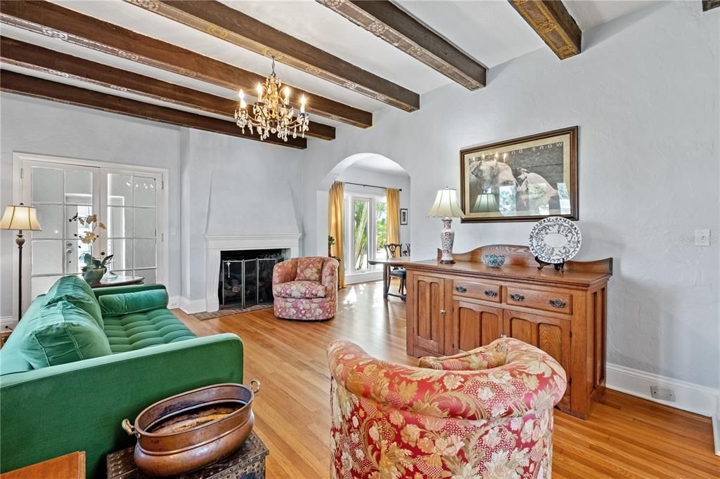 Под контрактом: $1,600,000 (4 спален, 5 ванн, 3829 Квадратных фут)