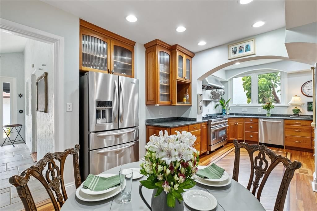 Под контрактом: $1,600,000 (4 спален, 5 ванн, 3829 Квадратных фут)