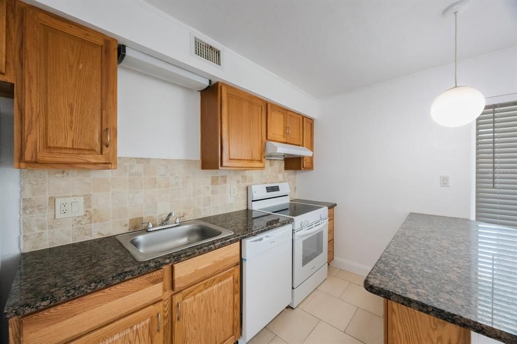 待售: $1,200,000 (5 贝兹, 0 浴室, 2736 平方英尺)