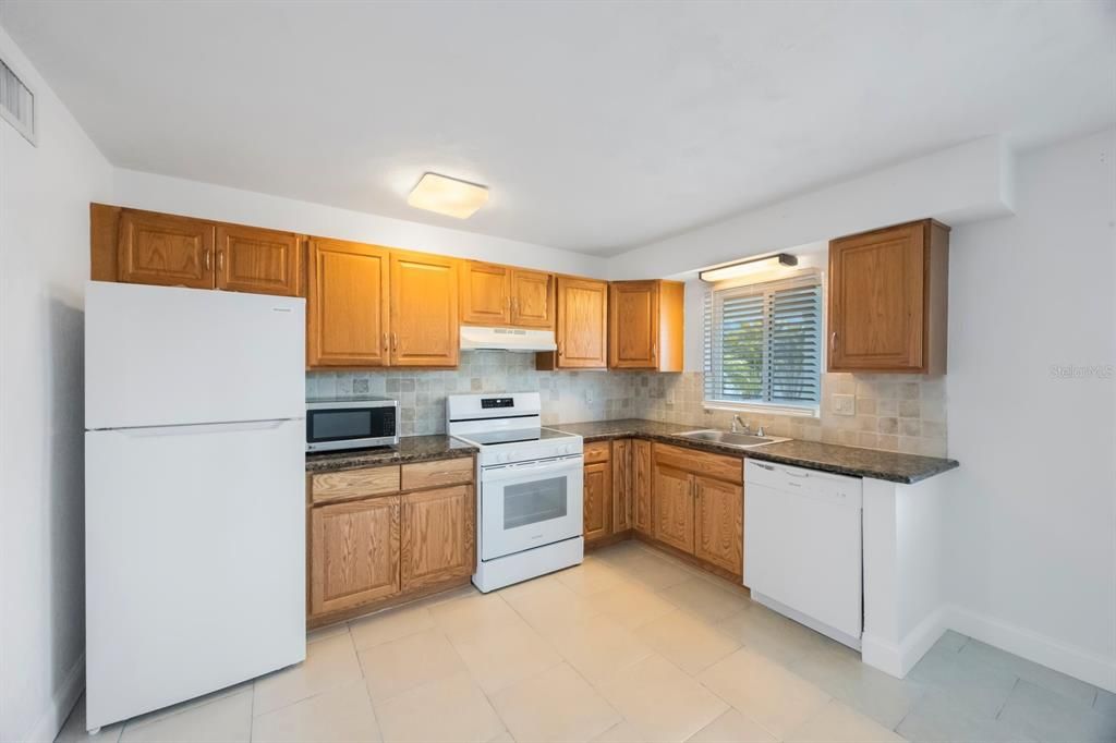 待售: $1,200,000 (5 贝兹, 0 浴室, 2736 平方英尺)