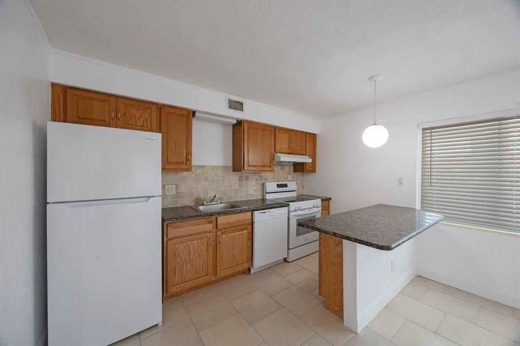 待售: $1,200,000 (5 贝兹, 0 浴室, 2736 平方英尺)