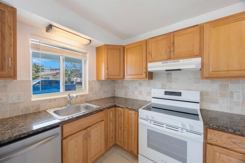 待售: $1,200,000 (5 贝兹, 0 浴室, 2736 平方英尺)