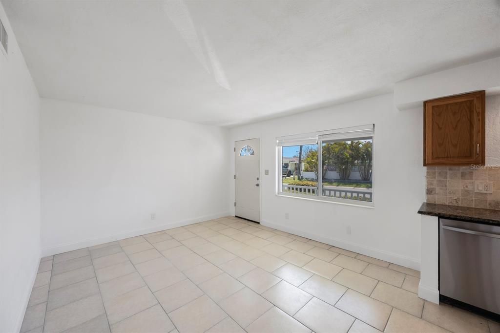 待售: $1,200,000 (5 贝兹, 0 浴室, 2736 平方英尺)