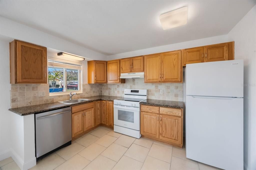 待售: $1,200,000 (5 贝兹, 0 浴室, 2736 平方英尺)