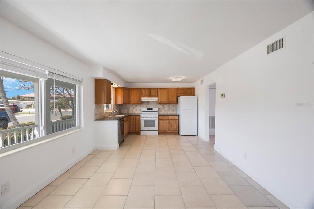 待售: $1,200,000 (5 贝兹, 0 浴室, 2736 平方英尺)