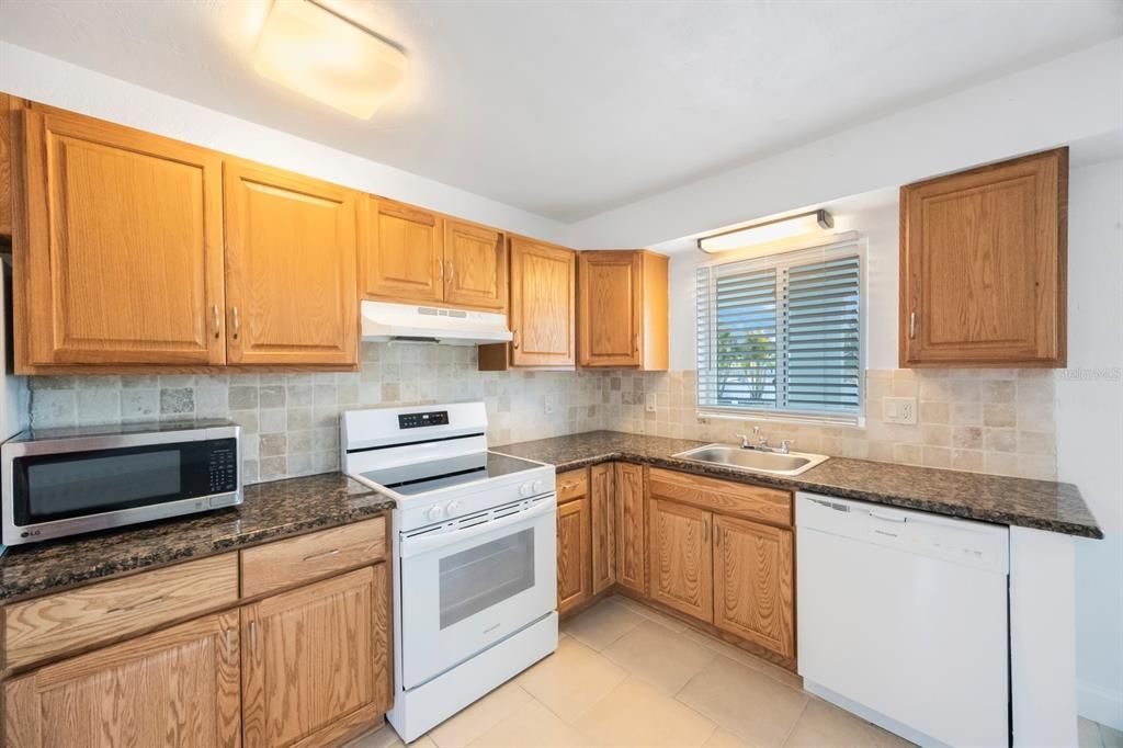 待售: $1,200,000 (5 贝兹, 0 浴室, 2736 平方英尺)