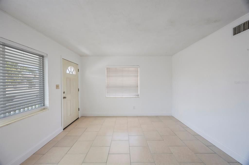 待售: $1,200,000 (5 贝兹, 0 浴室, 2736 平方英尺)