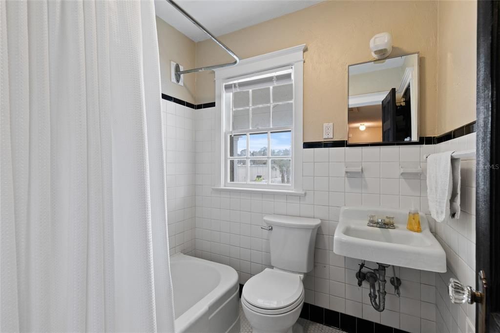 En Venta: $300,000 (4 camas, 3 baños, 2048 Pies cuadrados)