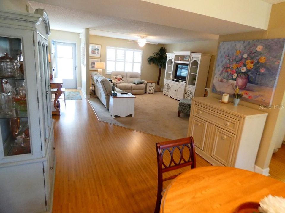 На продажу: $134,900 (2 спален, 2 ванн, 1170 Квадратных фут)