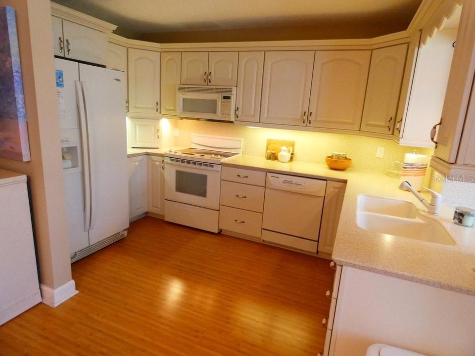 На продажу: $134,900 (2 спален, 2 ванн, 1170 Квадратных фут)