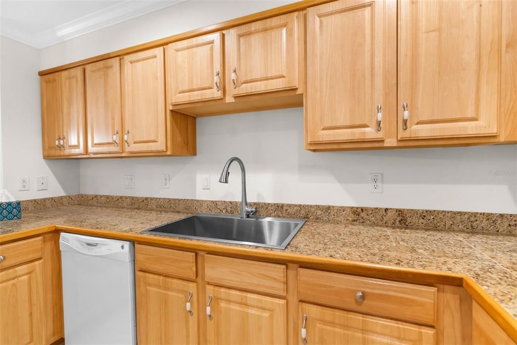 На продажу: $191,900 (2 спален, 2 ванн, 1674 Квадратных фут)