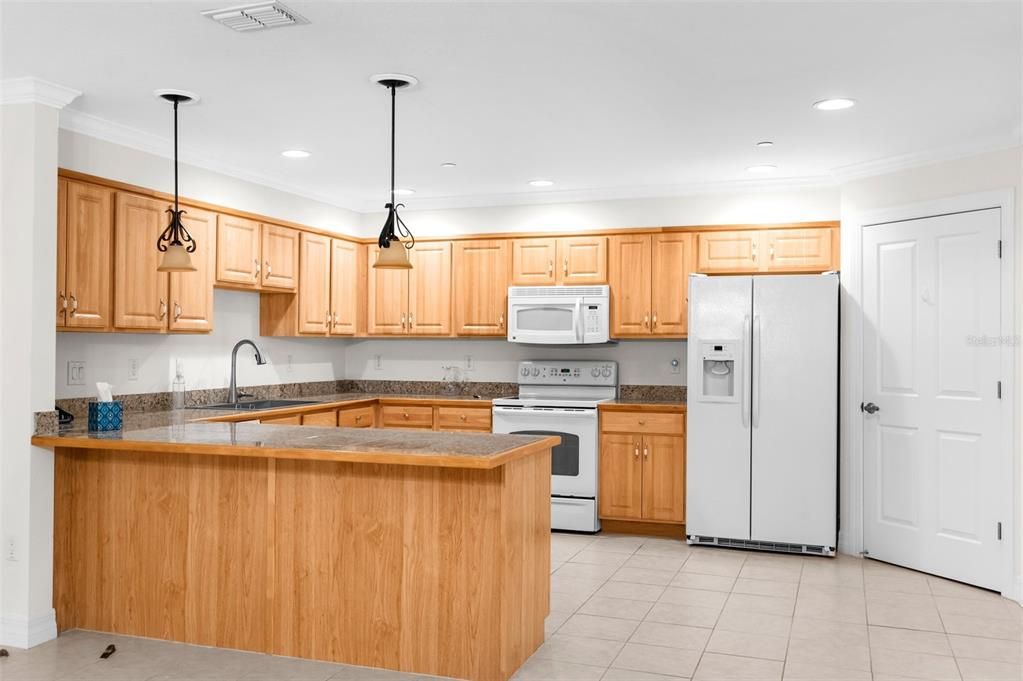 На продажу: $191,900 (2 спален, 2 ванн, 1674 Квадратных фут)