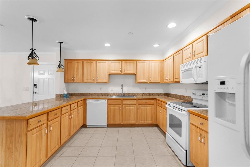 На продажу: $191,900 (2 спален, 2 ванн, 1674 Квадратных фут)