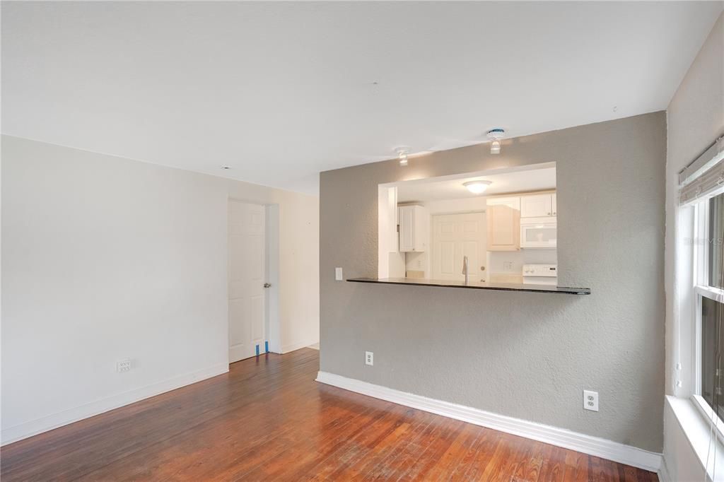 Activo con contrato: $399,000 (4 camas, 2 baños, 1664 Pies cuadrados)