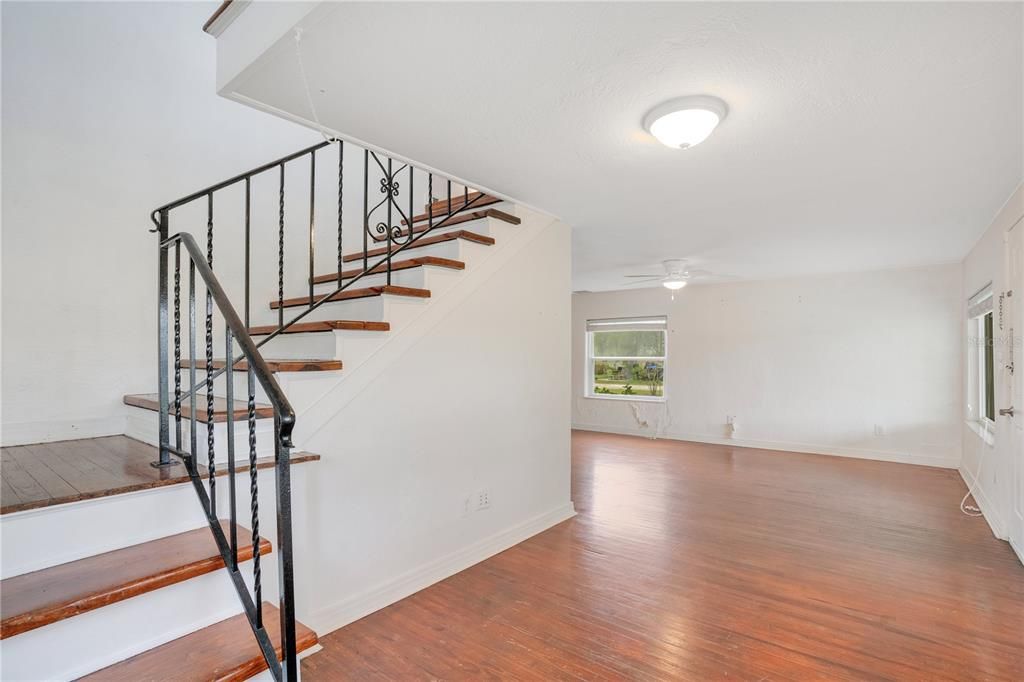 Activo con contrato: $399,000 (4 camas, 2 baños, 1664 Pies cuadrados)