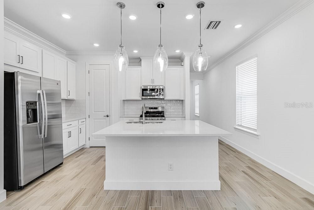 Activo con contrato: $383,645 (2 camas, 2 baños, 1723 Pies cuadrados)