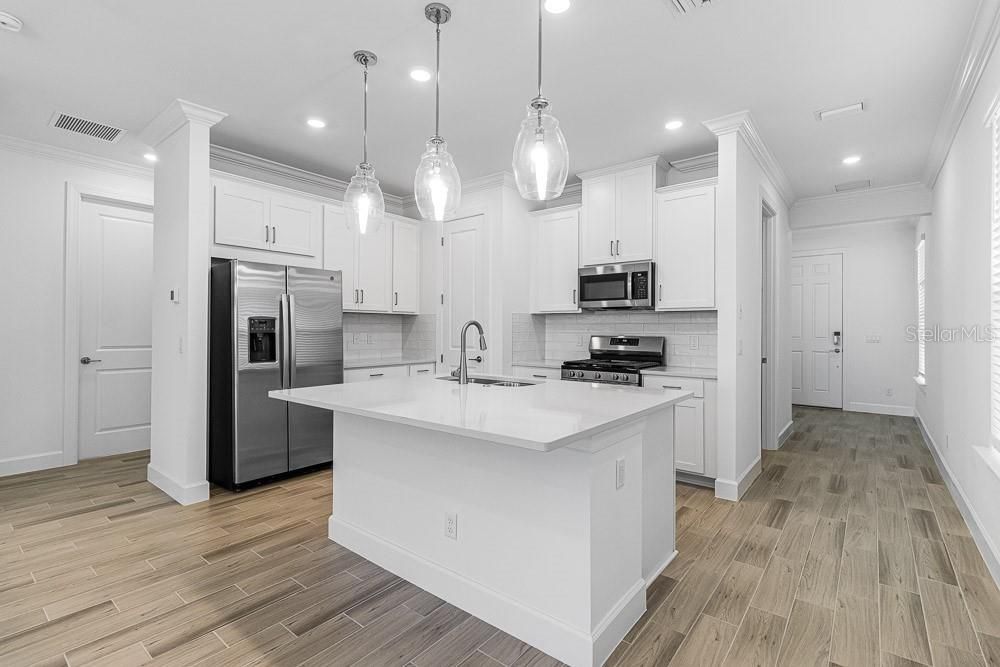 Activo con contrato: $383,645 (2 camas, 2 baños, 1723 Pies cuadrados)