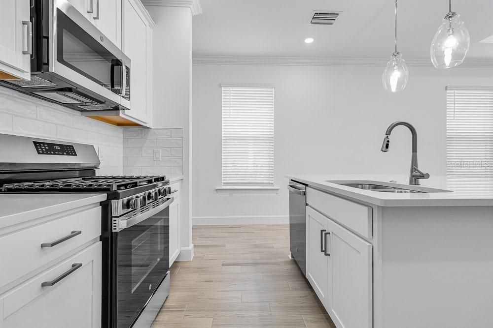 Activo con contrato: $383,645 (2 camas, 2 baños, 1723 Pies cuadrados)