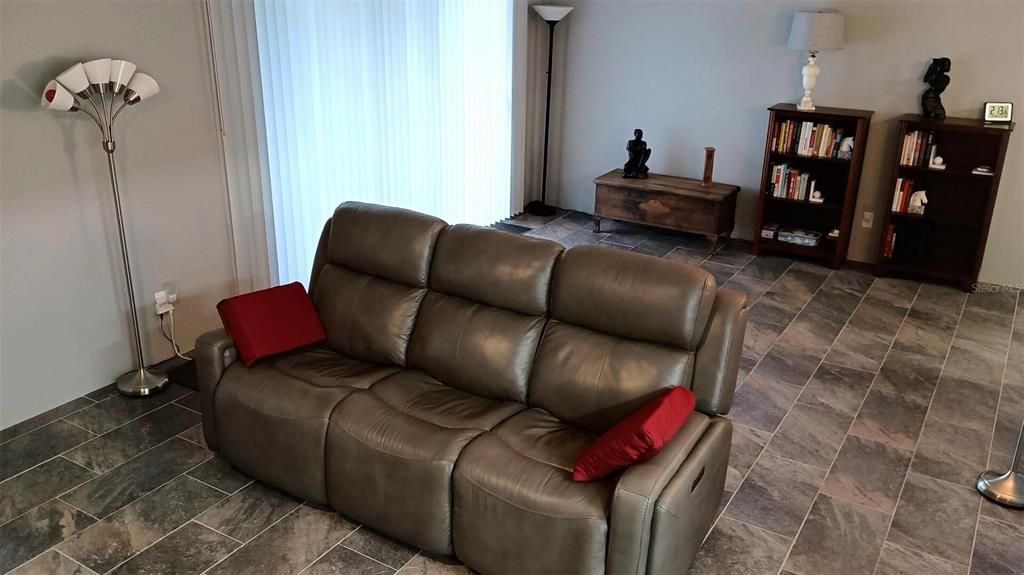 For Sale: $208,000 (2 beds, 1 baths, 1283 Square Feet)