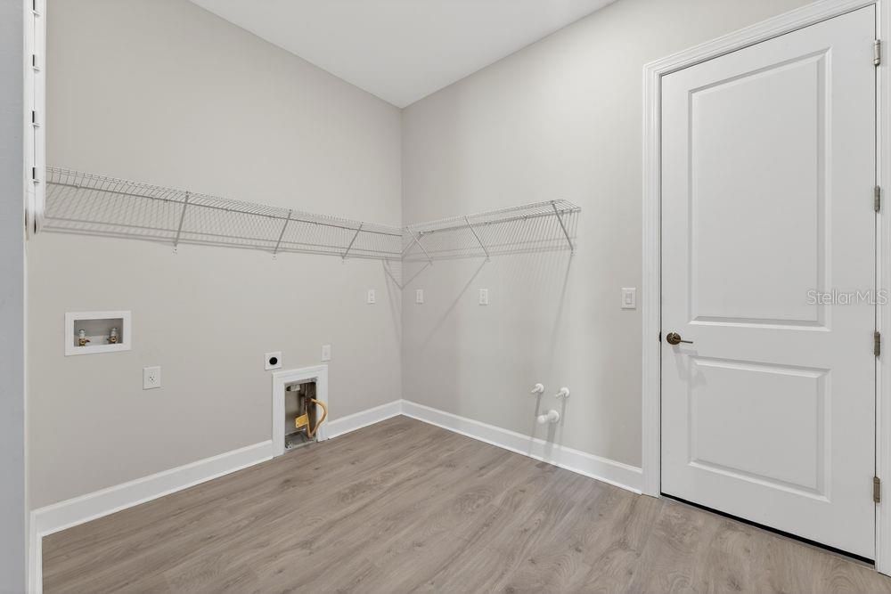Activo con contrato: $664,990 (3 camas, 3 baños, 3004 Pies cuadrados)