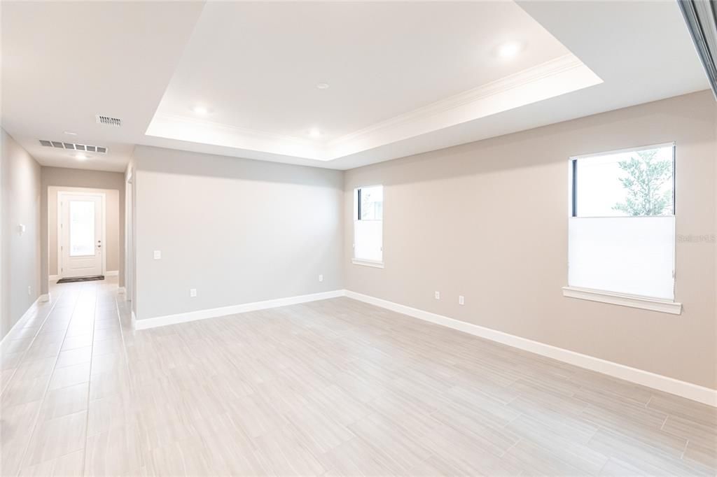 合同活跃: $4,200 (3 贝兹, 3 浴室, 2100 平方英尺)