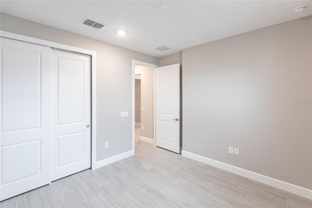 合同活跃: $4,200 (3 贝兹, 3 浴室, 2100 平方英尺)