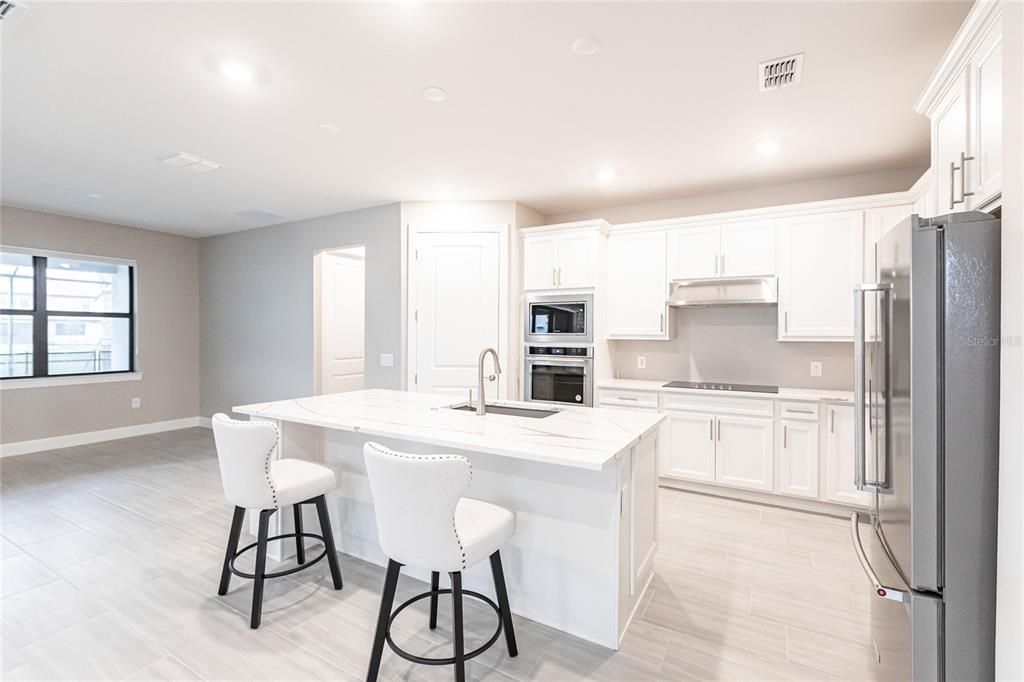 合同活跃: $4,200 (3 贝兹, 3 浴室, 2100 平方英尺)