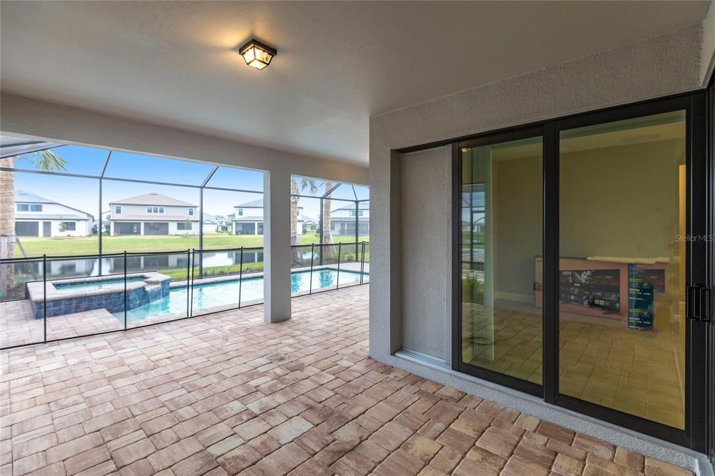 合同活跃: $4,200 (3 贝兹, 3 浴室, 2100 平方英尺)