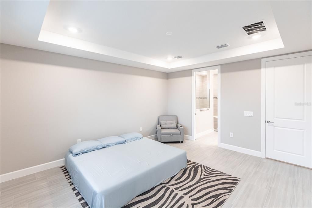 合同活跃: $4,200 (3 贝兹, 3 浴室, 2100 平方英尺)