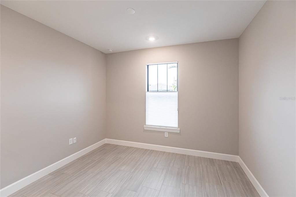 合同活跃: $4,200 (3 贝兹, 3 浴室, 2100 平方英尺)