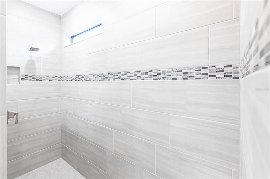 合同活跃: $4,200 (3 贝兹, 3 浴室, 2100 平方英尺)