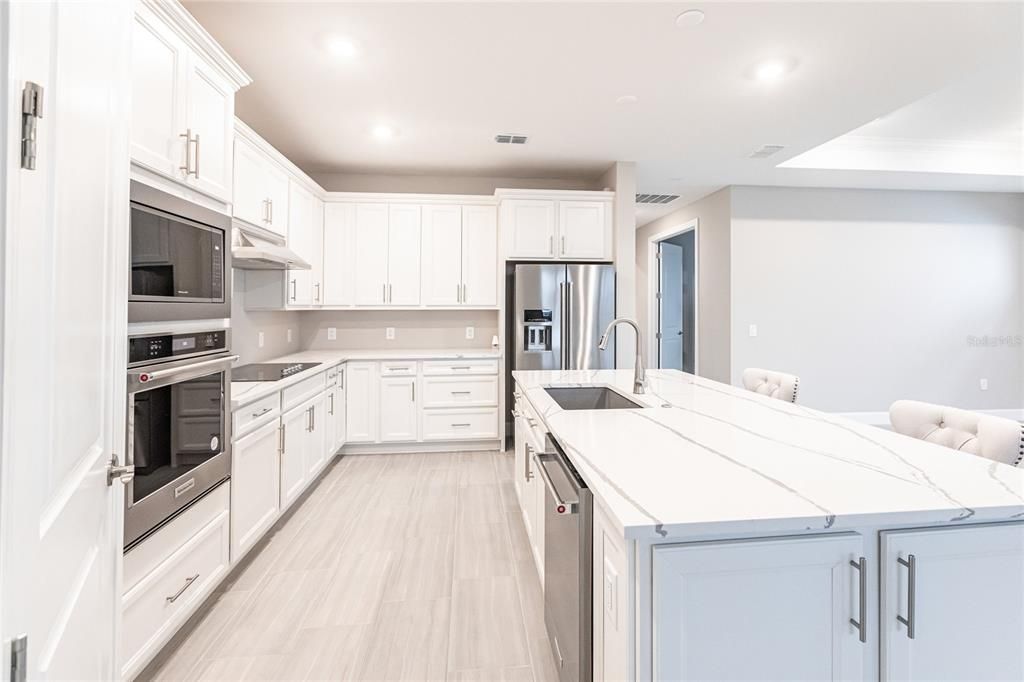 合同活跃: $4,200 (3 贝兹, 3 浴室, 2100 平方英尺)