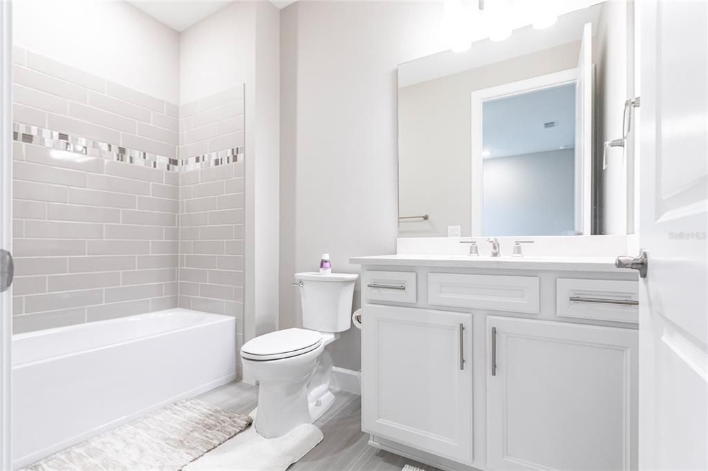 合同活跃: $4,200 (3 贝兹, 3 浴室, 2100 平方英尺)