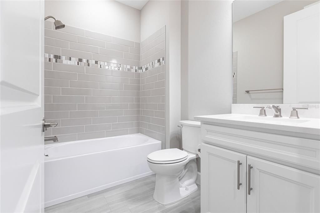 合同活跃: $4,200 (3 贝兹, 3 浴室, 2100 平方英尺)