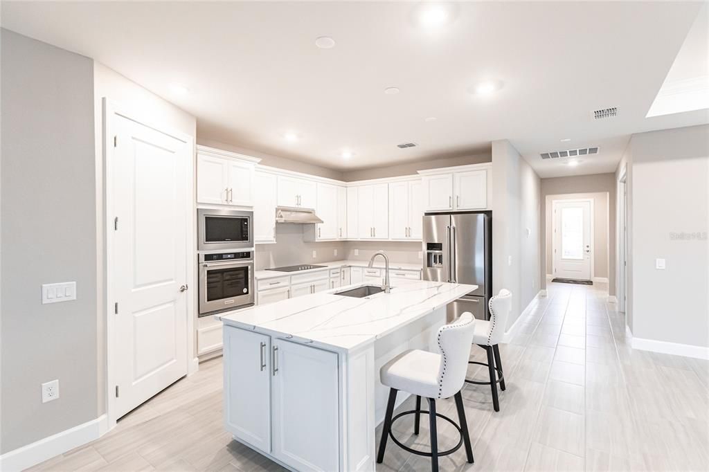 合同活跃: $4,200 (3 贝兹, 3 浴室, 2100 平方英尺)