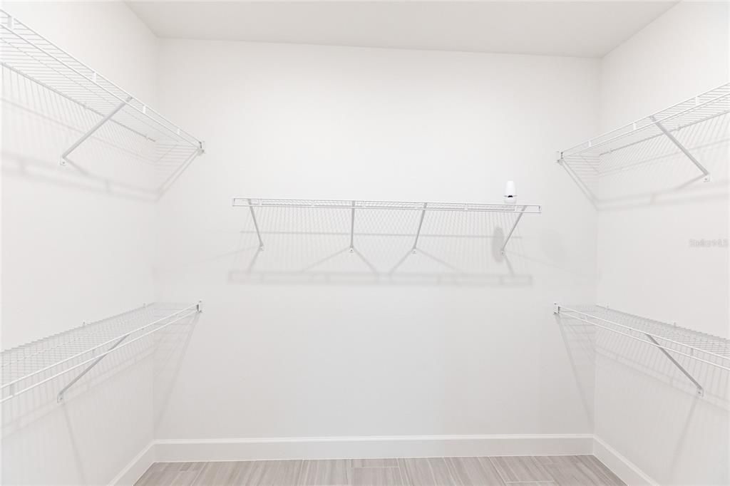 合同活跃: $4,200 (3 贝兹, 3 浴室, 2100 平方英尺)