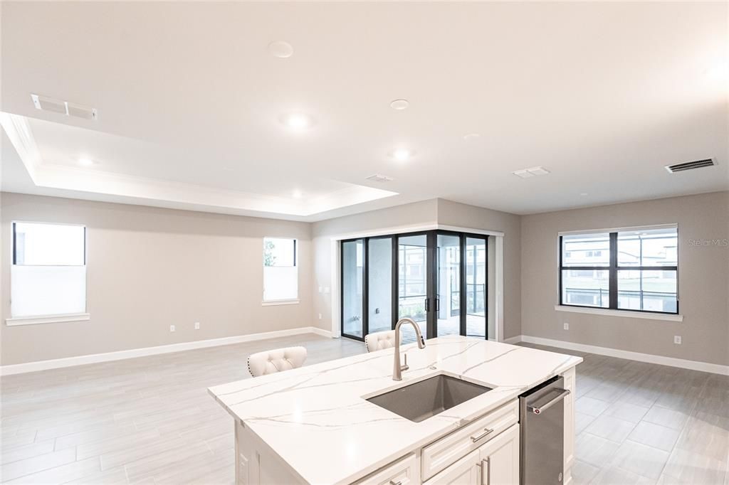 合同活跃: $4,200 (3 贝兹, 3 浴室, 2100 平方英尺)