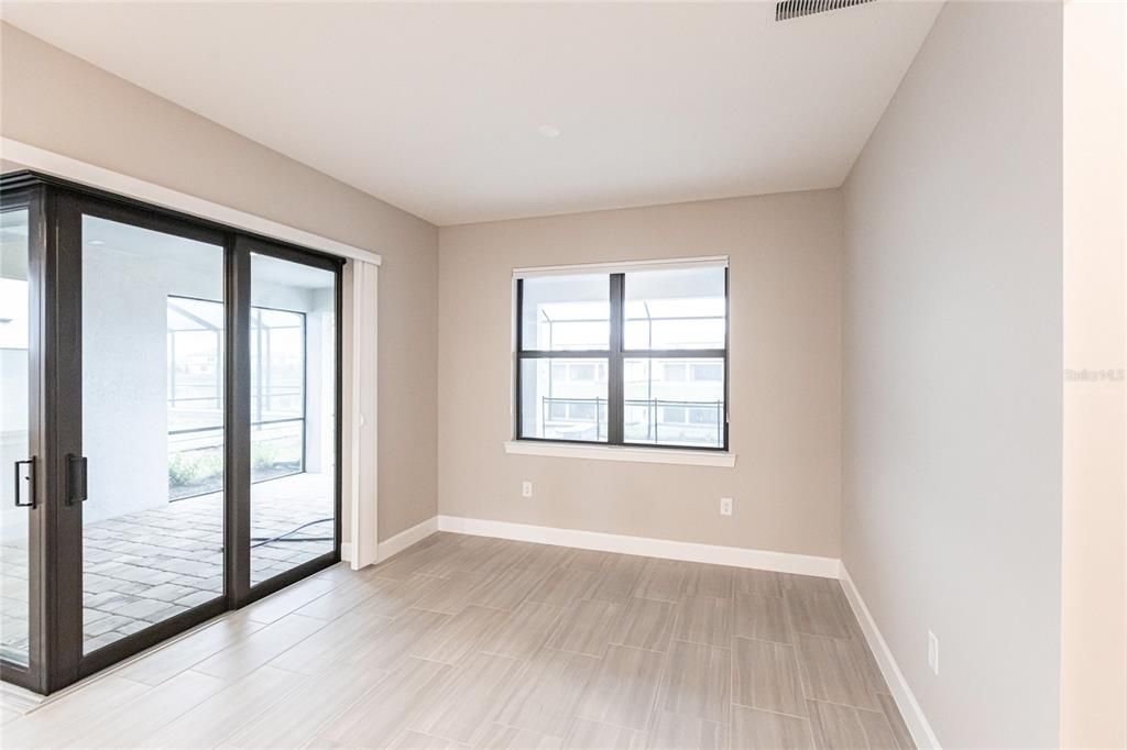 合同活跃: $4,200 (3 贝兹, 3 浴室, 2100 平方英尺)