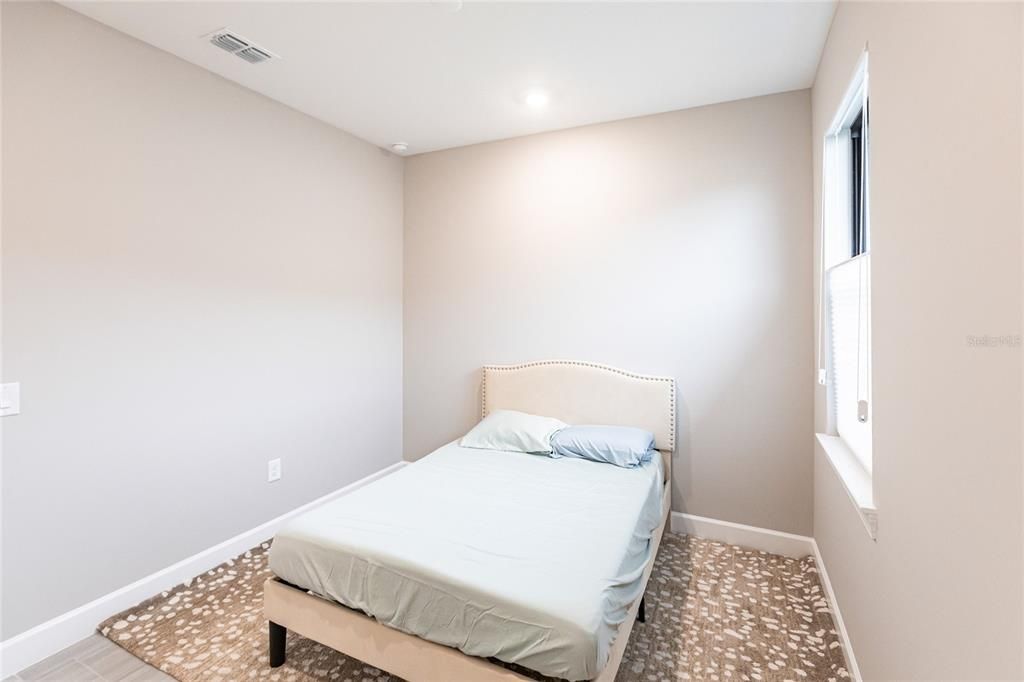 合同活跃: $4,200 (3 贝兹, 3 浴室, 2100 平方英尺)