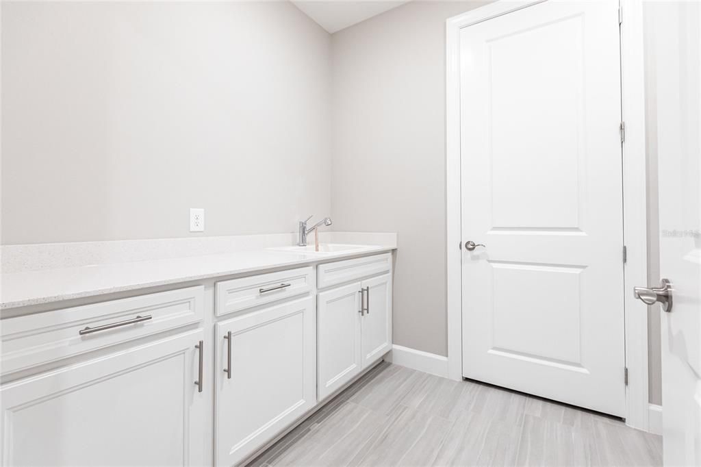 合同活跃: $4,200 (3 贝兹, 3 浴室, 2100 平方英尺)