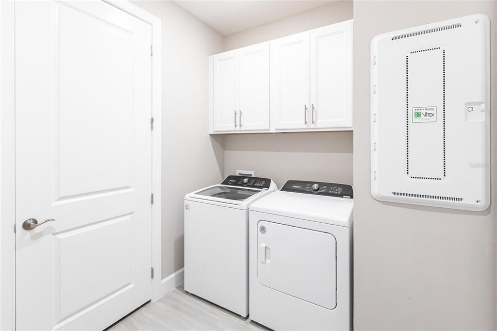 合同活跃: $4,200 (3 贝兹, 3 浴室, 2100 平方英尺)