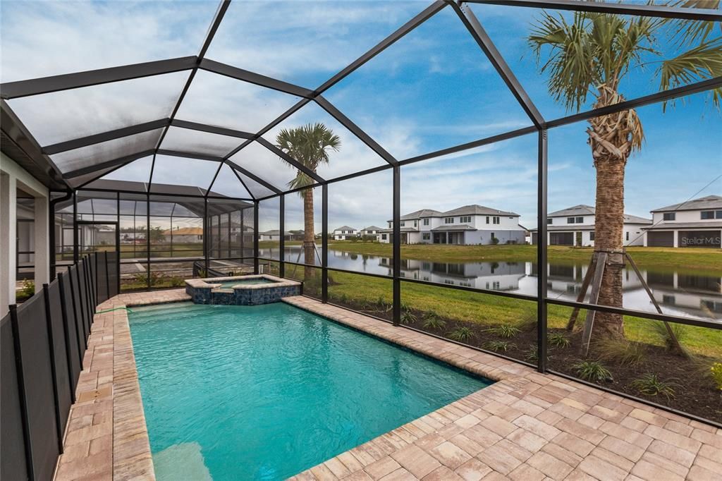 合同活跃: $4,200 (3 贝兹, 3 浴室, 2100 平方英尺)